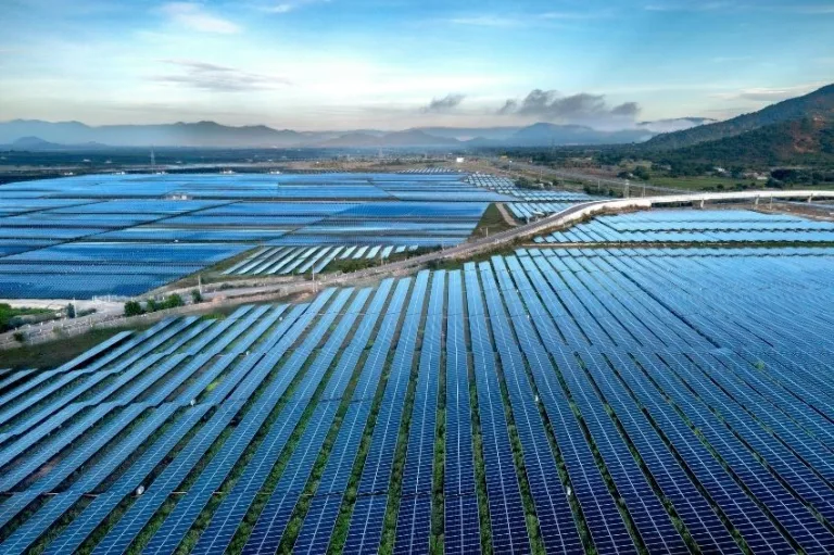 Placas solares em usina fotovoltaica sob céu aberto